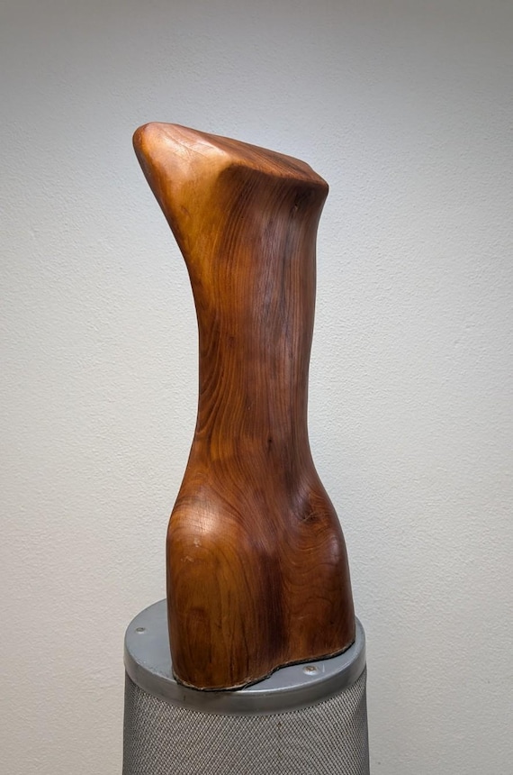 Körper. Optische Teuschung. Eine abstrakte Figur aus amerikanischem Nussbaum-Holz.