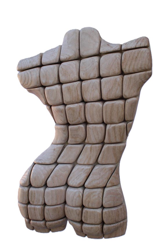 Frauenbüste, Mosaik. Eine abstrakte Figur aus Holz.