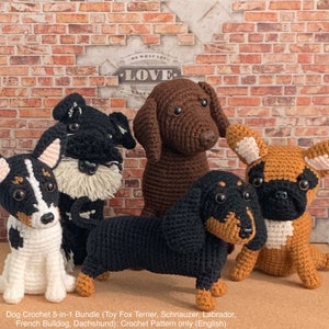 Op de afbeelding: Een pakket met haakpatronen voor vijf verschillende hondenrassen: een Toy Fox Terrier, Schnauzer, Labrador, Franse Bulldog en Dackel. Het patroon is alleen in het Engels beschikbaar.