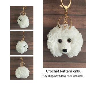 Può includere: Portachiavi a forma di cane bianco all'uncinetto con occhi e naso neri, attaccato a un portachiavi color oro. Il cane ha un aspetto soffice e strutturato. L'immagine mostra anche più viste del portachiavi su uno sfondo di legno. Il testo nell'immagine dice "Crochet Pattern only."