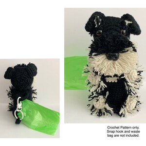 Op de afbeelding: Haakpatroon voor een zwart-witte miniatuur schnauzer hond. Het patroon bevat instructies voor het maken van een hond met een groene vuilniszakhouder. Alleen haakpatroon. Drukknoop en vuilniszak zijn niet inbegrepen.