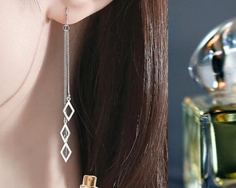 Boucles d'oreilles pendantes minimalistes fines argentées  et longues en forme de losange, Boucles tendance femme idée cadeau femme bijoux