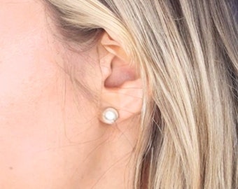 Boucles d'oreilles perle blanche à clous style minimaliste, cadeau anniversaire femme, cadeau maman, idée cadeau femme bijoux