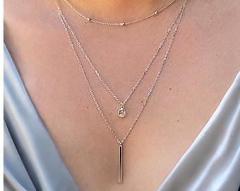 Silberne Halsketten für Damen. Mehrreihige Kettenhalsketten im minimalistischen Stil. Halsketten mit feinen Kristallanhängern. Geschenkidee für Damenschmuck