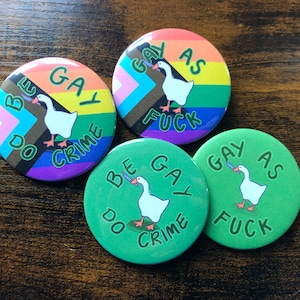 Botón e imán "Sé gay, comete crímenes, gay como la m*erda" (grande, 59 mm∅)