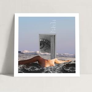 Puede incluir: Impresión artística surrealista. Un collage muestra una puerta con un ojo, un cuerpo en el agua y el texto "una puerta con vistas a tu interior" en escritura blanca sobre un cielo azul y un océano.