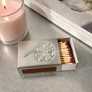 Streichholzschachtel aus Aluminium mit silbernem Kleeblatt-Motiv | Dekorativer, handgefertigter Streichholzschachtel-Halter für Kerzen und Wohnaccessoires | Perfektes Geschenk für Paare