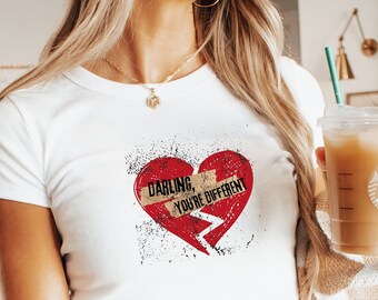 Camiseta de bebé Downtown Girl / Querida, eres diferente Crop Top / Y2K Grunge / Estética coqueta / Regalo para ella / Regalo de hermana mejor amiga