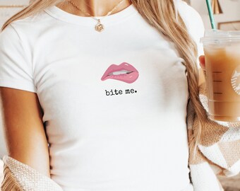 Camiseta de bebé Downtown Girl / Bite Me Crop Top / Y2K Grunge / Estética de coqueta / Regalo para ella / Regalo de hermana mejor amiga / Ropa de coqueta /