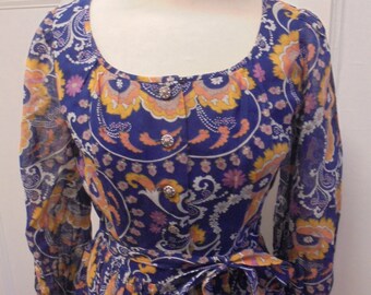 abito anni '70 con fantasia floreale giallo blu paisley