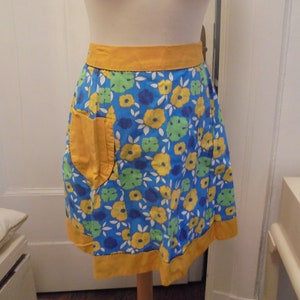 joyeux demi-tablier floral jaune bleu vintage des années 60