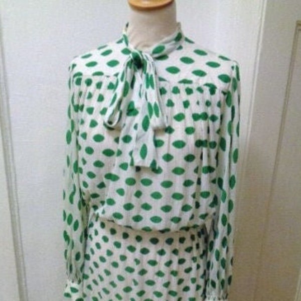 WOW! grün weiß gepunktetes Schluppen-Kleid