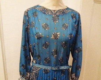 superbe robe bleue des années 70 à motifs