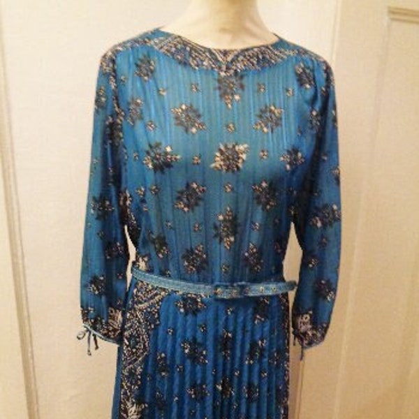 tolles blaues 70er Kleid gemustert