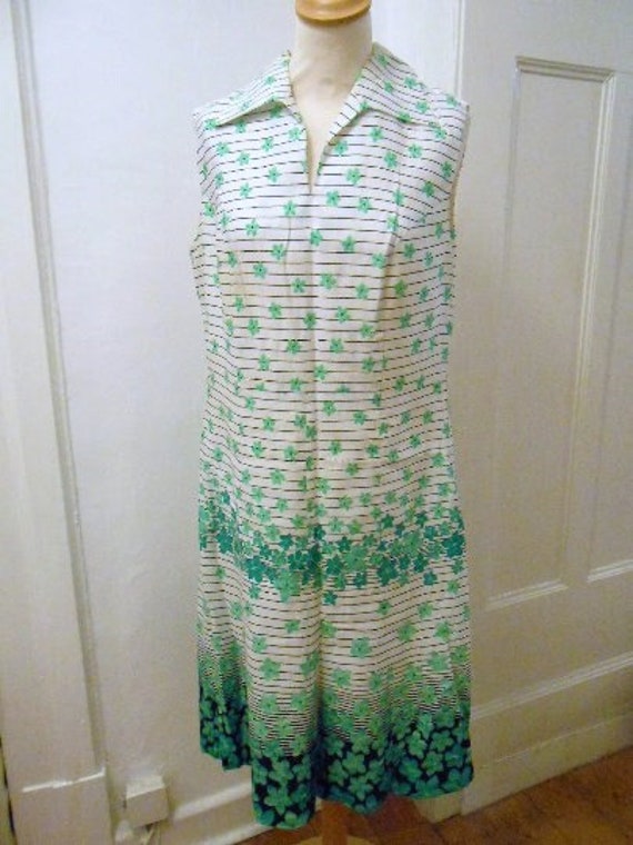 frisches weiß grünes 70er Kleid