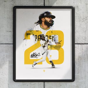 Puede incluir: Impresión enmarcada con un jugador de béisbol con uniforme de los Padres. La imagen incluye un gran número 23 amarillo, la firma del jugador y el logotipo del equipo. El fondo es gris claro.