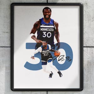 Puede incluir: Póster enmarcado con un jugador de baloncesto con la camiseta de los Minnesota Timberwolves con el número 30. La imagen incluye una firma y un gran número 30 azul en el fondo. El jugador se muestra en dos poses.