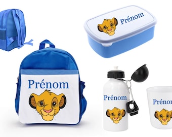 Könnte beinhalten: Ein blauer Rucksack, eine Lunchbox, eine Wasserflasche und eine Tasse mit einem Löwencharakter und dem Wort "Prénom" auf jedem Artikel. Die Artikel sind alle Teil eines Schul- oder Kindergarten-Sets.