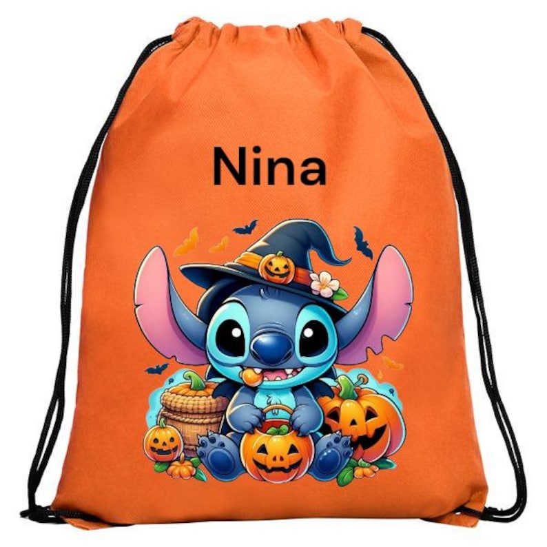 Puede incluir: Bolsa naranja con cord&oacute;n con un personaje de dibujos animados con sombrero de bruja y una calabaza. La bolsa tiene el nombre "Nina" impreso en negro. El personaje est&aacute; rodeado de calabazas y murci&eacute;lagos, ideal para Halloween.