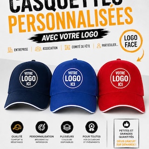 Op de afbeelding: Drie baseballpetten in marineblauw, koningsblauw en rood, elk voorzien van een witte cirkelvormige afbeelding met de tekst VOTRE LOGO ICI. De petten hebben een witte rand langs de klep. De afbeelding bevat Franse tekst over logo-bedrukking.