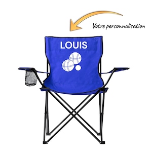 Peut inclure: Chaise de camping pliante bleue avec le nom "LOUIS" en lettres blanches sur le dossier. La chaise présente un graphisme blanc de trois boules de pétanque. Elle a une structure noire et un porte-gobelet en filet.