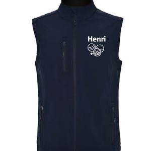 Può includere: Un gilet blu navy senza maniche con chiusura a zip. Il gilet ha un nome ricamato in bianco "Henri" e una grafica di tre bocce bianche.