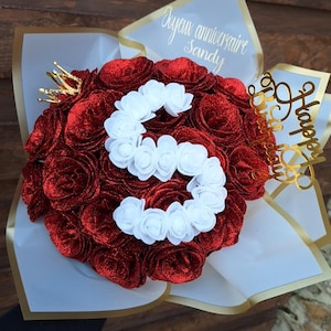ramo de 20 rosas eternas con letra corona personalizada para cumpleaños, día de la madre o abuela