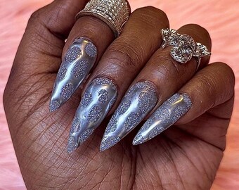 シルバーのプレスオンネイル、メタリッククロームY2Kスタイル