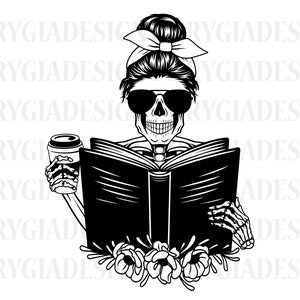 Könnte beinhalten: Schwarz-weiß-Illustration eines Skeletts mit Sonnenbrille und Stirnband, das ein Buch und eine Tasse Kaffee hält. Das Skelett ist von Blumen umgeben.