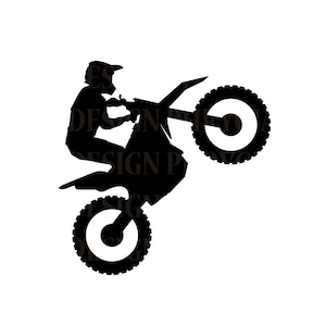 Puede incluir: Silueta de una persona montando una moto de cross, la moto está en el aire con la rueda delantera levantada.