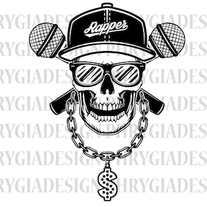 Op de afbeelding: Zwart-witte illustratie van een schedel die een baseballpet draagt met het woord "Rapper" erop, een zonnebril en een gouden ketting met een dollar-hanger. De schedel houdt twee microfoons vast.