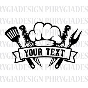 Op de afbeelding: Zwart-witte illustratie van een koksmuts met een spatel, een mes en een vork die erachter gekruist zijn. Een banner met de tekst "YOUR TEXT" bevindt zich onder de muts.