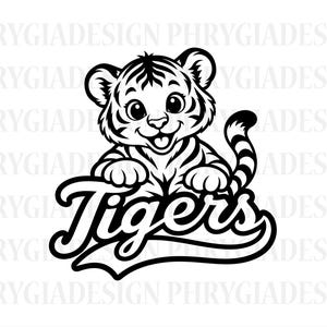Op de afbeelding: Een zwart-witte grafische illustratie van een cartoon tijgerwelp met grote ogen en een glimlachende uitdrukking, die zijn poten op een banner met het woord Tigers in een vet cursief lettertype laat rusten, tegen een herhalende achtergrond.