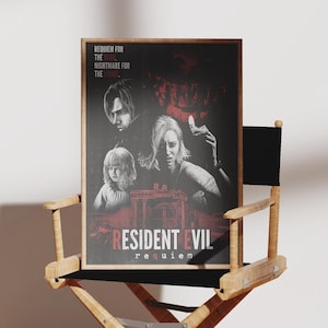 Könnte beinhalten: Ein gerahmtes Resident Evil-Filmplakat mit Charakteren und dem Text "Requiem for the Dead, Nightmare for the Living." Das Poster befindet sich in einem schwarzen Rahmen und wird auf einem Regiestuhl präsentiert.