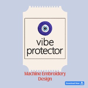 Peut inclure: Un motif en forme de ticket de couleur crème avec un symbole d'œil bleu et blanc au-dessus des mots "vibe protector" en noir. Le texte "Machine Embroidery Design" est en dessous.