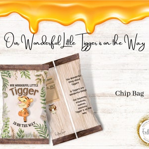 Könnte beinhalten: Ein Chip-Beutel mit einem Waldmotiv, auf dem ein Cartoon-Tigger abgebildet ist. Der Beutel ist mit "Unser wundervoller kleiner Tigger ist unterwegs" beschriftet.