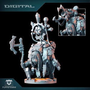 Könnte beinhalten: Eine hellgraue Miniaturfigur aus Harz, die einen mechanischen Charakter mit einem großen zahnradförmigen Rucksack darstellt, der eine gezackte Axt hält. Die Figur hat einen Roboterkopf mit mehreren Linsen und einen strukturierten Umhang.