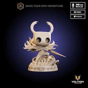 Op de afbeelding: Crèmekleurige miniatuurfiguur van een personage met grote ogen, gebogen hoorns en een cape, die een zwaard vasthoudt. De figuur staat op een gedetailleerde basis met de tekst "MAKE YOUR OWN ADVENTURE" en "32 mm SCALE". Het Volition Miniatures logo is zichtbaar.