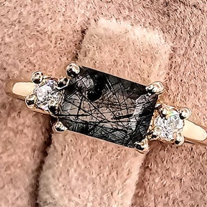 Anel de Quartzo Rutilado Preto, Anel de Noivado Retangular de Quartzo Rutilado, Anel Exclusivo de Quartzo Agulha Preto, Alternativa à Prata de Lei. Zircônia