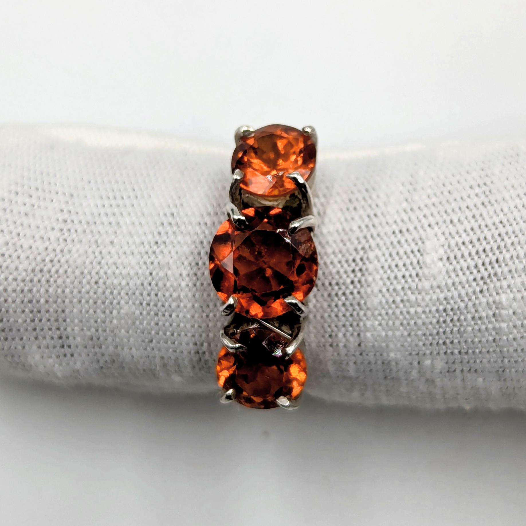 Anello d'argento con granato di assonite 7,18ct India