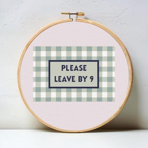 Könnte beinhalten: Ein weiß-grünes Gingham-Muster mit dem Text "PLEASE LEAVE BY 9" in einem schwarzen Rechteck.