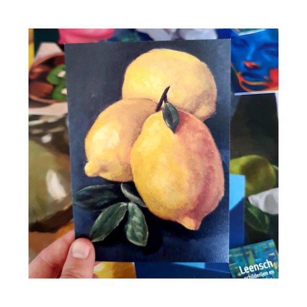 Tarjeta de felicitación de tres pequeños limones - Postal de frutas - Entorno rústico - Impresión de arte A6 - amarillo limón - fondo azul - pintura de bodegones