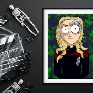 Puede incluir: Una ilustración de dibujos animados de una mujer con cabello rubio que lleva un uniforme de la Flota Estelar negro y rojo con un implante cibernético plateado sobre su ojo derecho. El fondo es un patrón verde y azul.