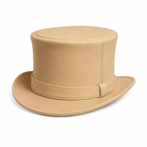 Puede incluir: Un sombrero de copa color canela con una corona plana y un ala curva. El sombrero presenta una banda del mismo color que rodea la base de la corona, con un pequeño detalle de bucle vertical en el lateral. La superficie tiene una textura lisa y uniforme.