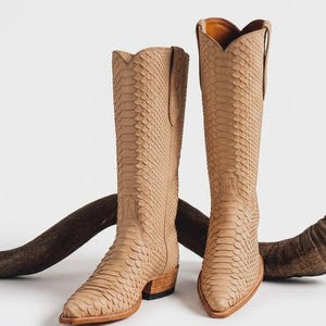 Botas vaqueras altas de piel exótica con punta puntiaguda, hechas a mano, de pitón beige, estilo western.