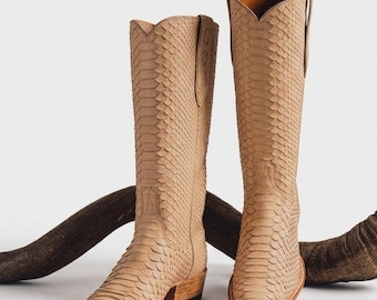 Botas vaqueras altas de piel exótica con punta puntiaguda, hechas a mano, de pitón beige, estilo western.