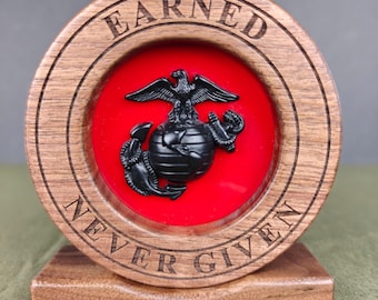 Solid Walnuss Marine Corps EGA Display - Passend für große und kleine EGAs - USMC Bootcamp Abschlussgeschenk - Personalisierte Marine Corps Andenken