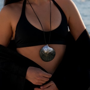 Seashell Necklace, flat pendant natural shell, leather cord, clam shell necklace, large shell necklace, Summer Ocean Necklace, Mermaid Core