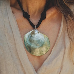 Seashell Necklace, clam shell statement necklace, flat pendant natural shell, bold shell necklace, Summer  Necklace, Mermaid necklace
