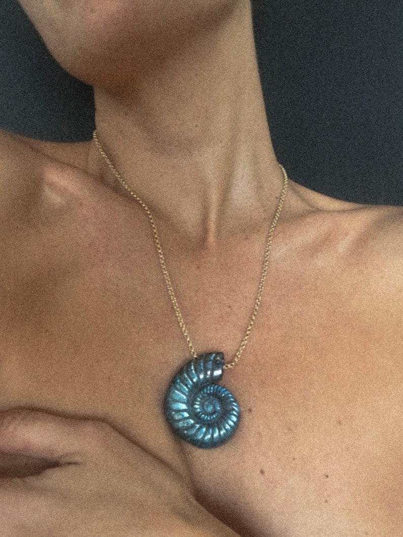 Ammonite shell Necklace, Labradorite stone carved, unique stone amulet, 14k gold plated chain, boho jewelry, tulum fashion, ammonite pendant imagem 7